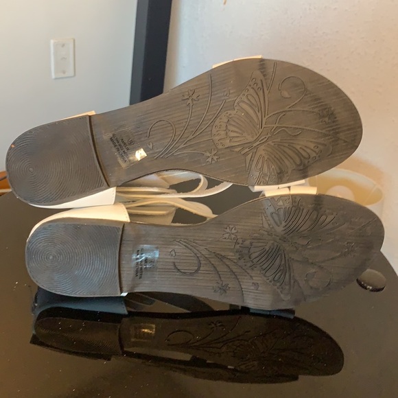 White sandals size 10 - Picture 4 of 4